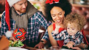 Photo représentant un repas de fête avec bébé