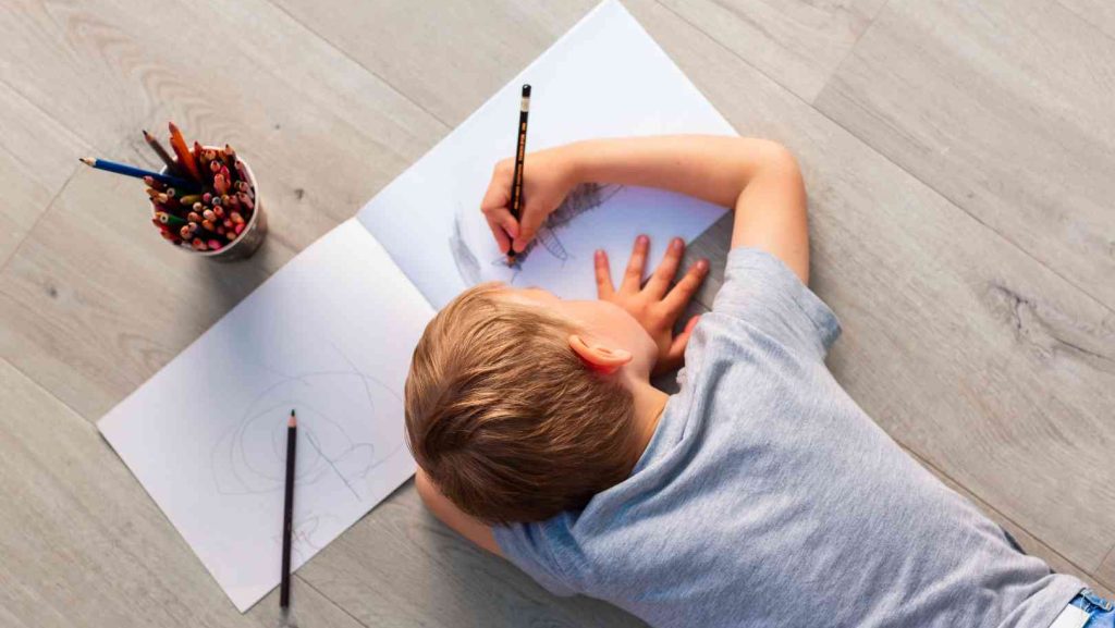 Un enfant qui dessine