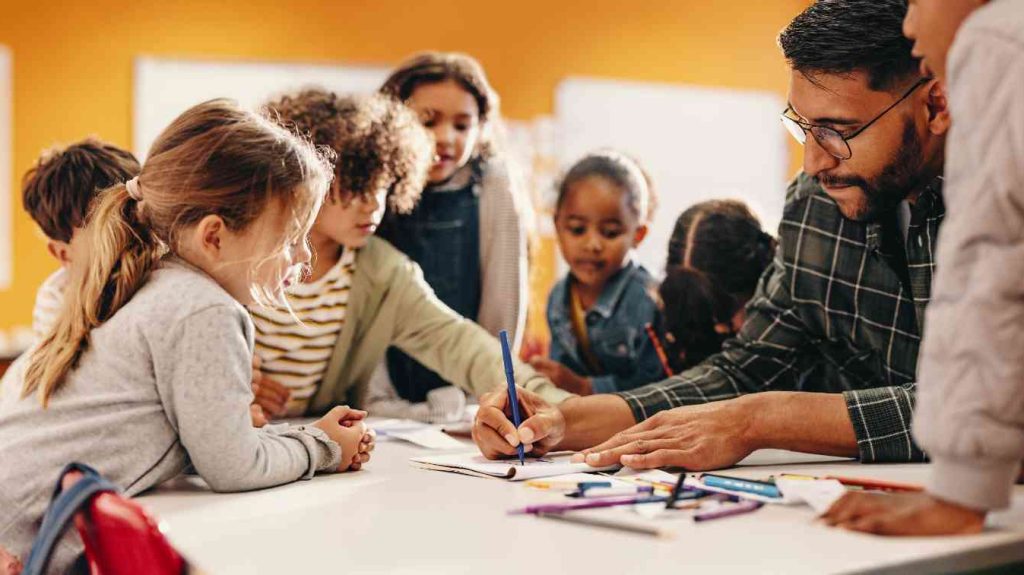 des enfants participent à un ateliers ludique avec un adulte.