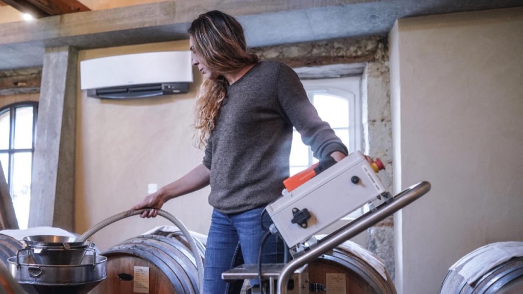 Cécile Giorza, la seule vinaigrière vigneronne de France / Photo D.R