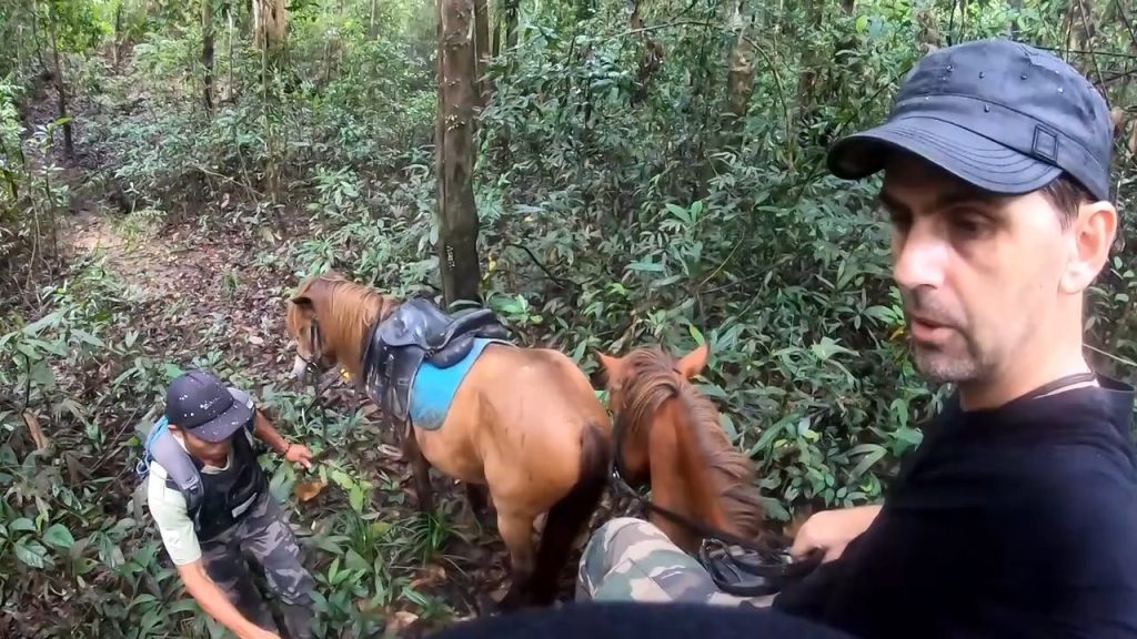 Chanee lors d' une patrouille équestre dans la jungle