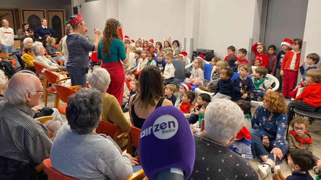 Les enfants de l'école maternelle Paul Antin chantent des chants de Noël à l'EHPAD le Sablonat