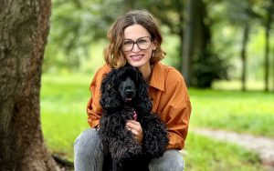 Jennifer Boulaud cofondatrice de l'application mobile PlayDogs. Elle porte son chien noir