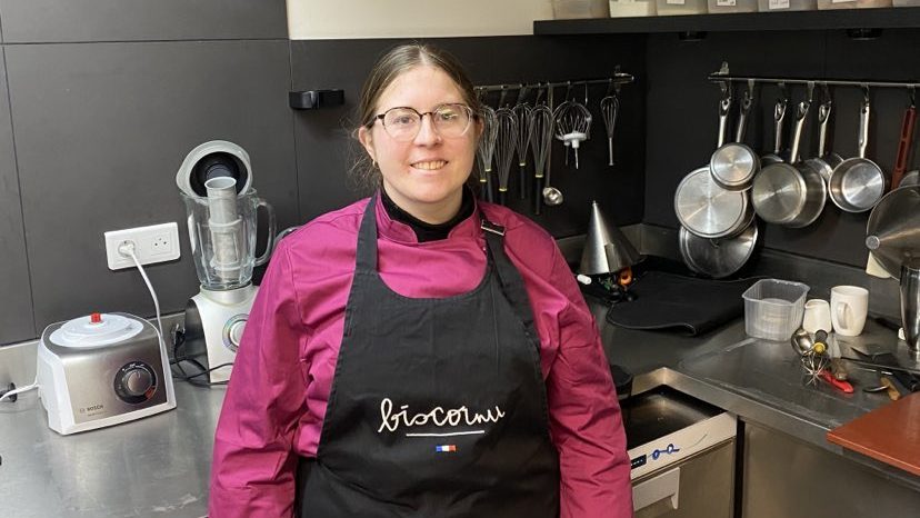 Lorraine chef de partie chez Biscornu, en cuisine, porte un tablier noir