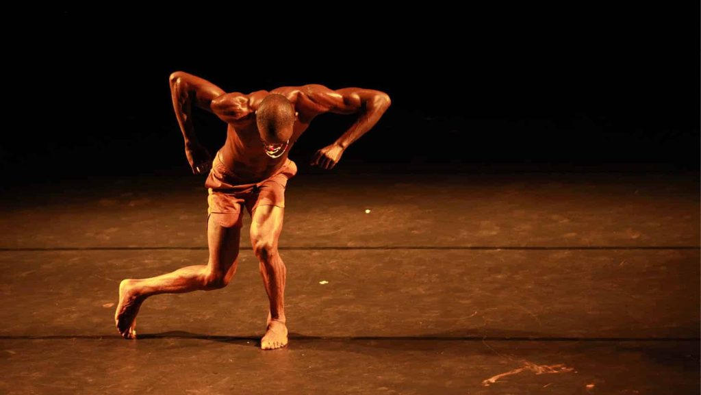 Un homme est sur une scène il danse