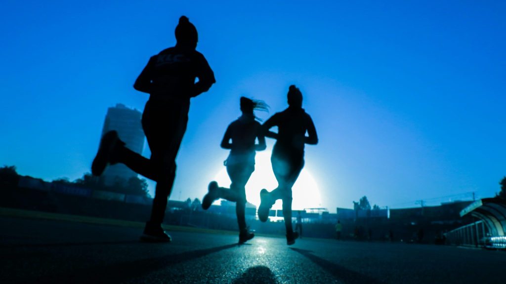 personnes faisant de la courses