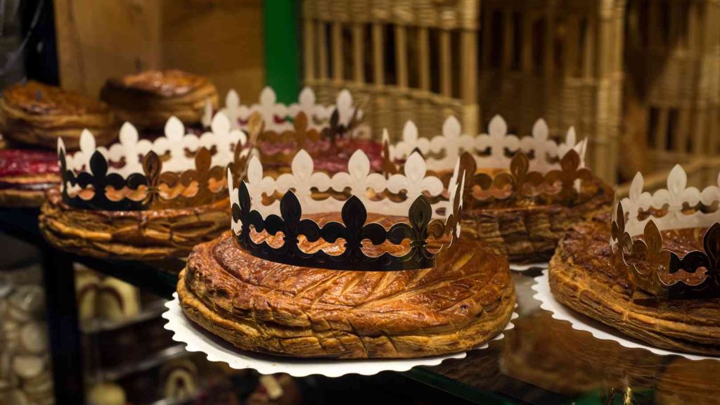 Des galettes des rois disposées sur un comptoir