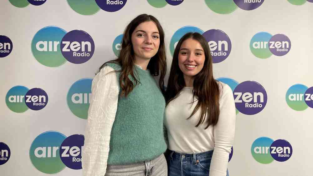 Clara Silveiro et Marnie Atgé, les deux fondatrices de Clarnie dans les bureaux d'airzen radio à Issy-les-Moulineaux