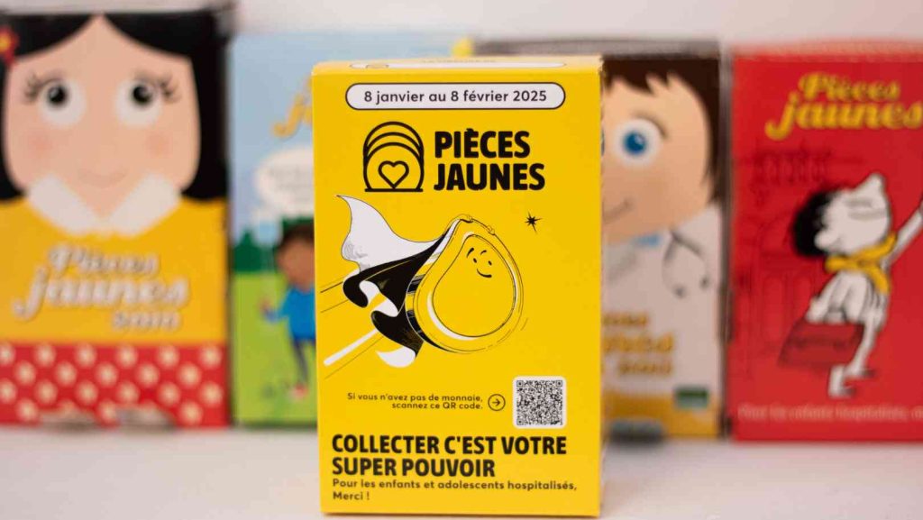 Une photo de la tirelire en carton de l'Opération Pièces Jaunes 2025