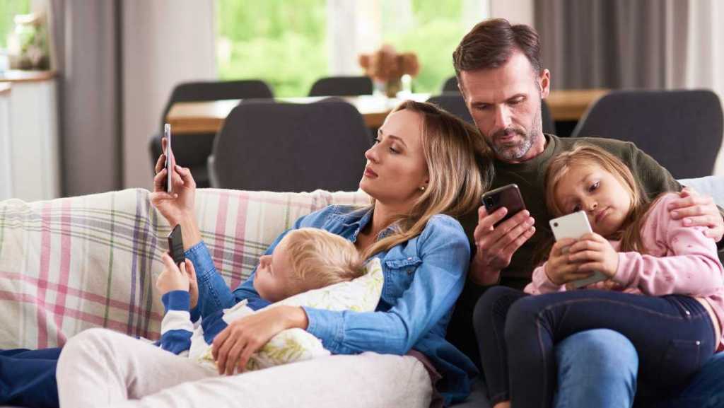 famille sur les écrans