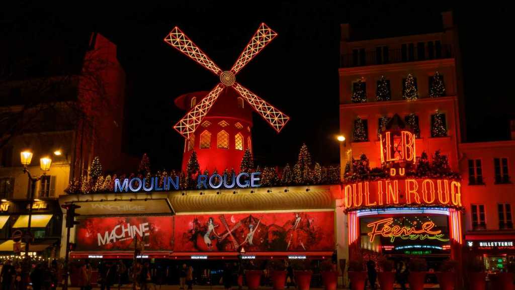 facade de la machine du moulin rouge la nuit