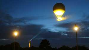 La vasque olympique dans le ciel de Paris