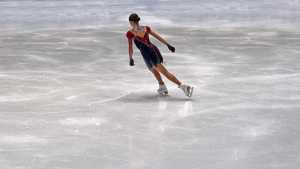 Une patineuse de dos, debout sur la glace.